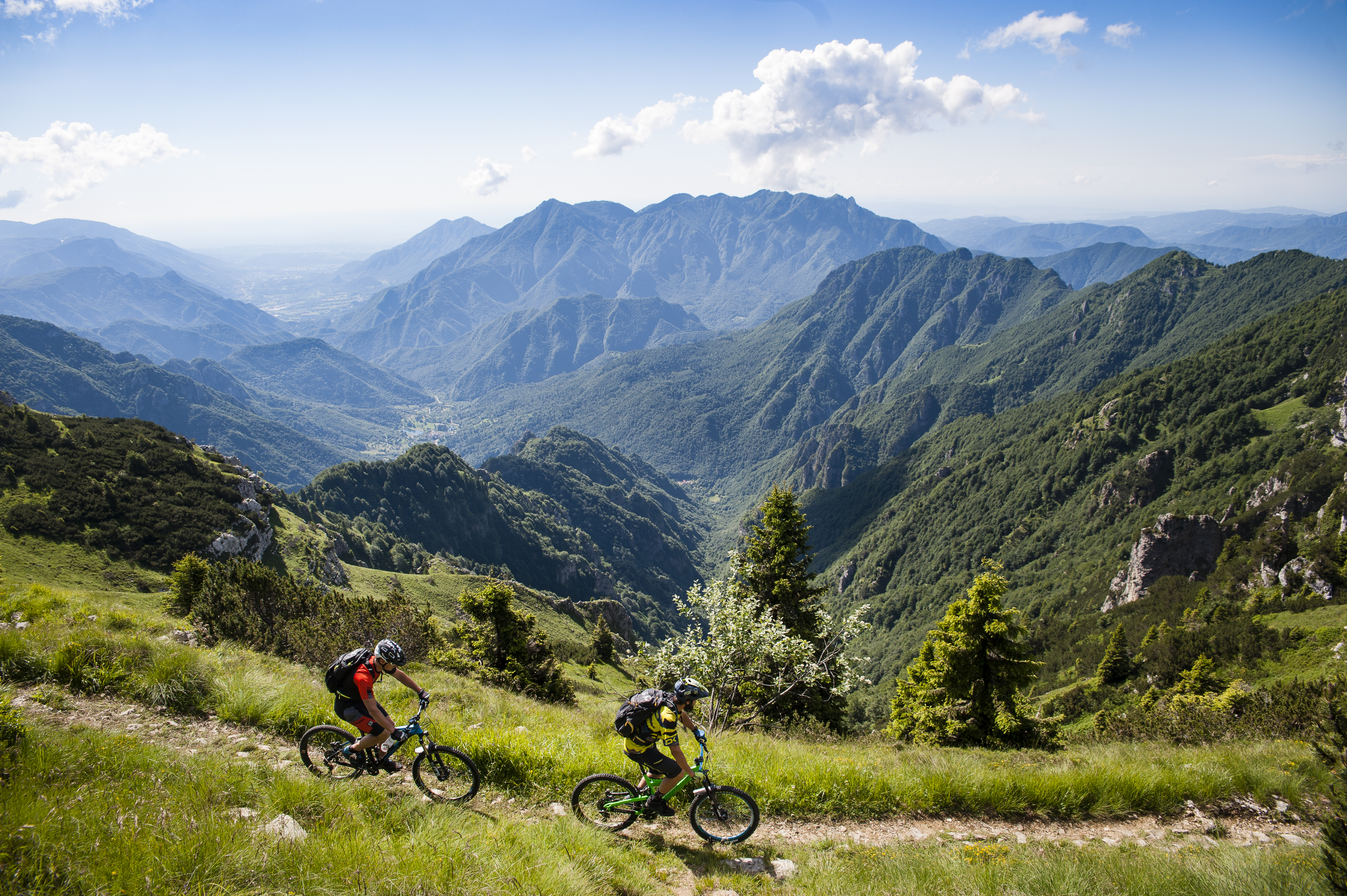 Mountainbikestrecken: Die Rad- und Mountainbike Touren der Alpe Cimbra liegen auf einer Höhe zwischen 1000 und 1850 Metern über dem Meeresspiegel. 
Für jeden Geschmack und jeden Biker ist wirklich etwas dabei: Mountainbiken, Downhill, E-Bike, Rennrad, Fat Bike oder Routen für Familien mit kleinen Kindern. 
Um Ihren Bike Urlaub unvergesslich zu machen, empfehlen wir Ihnen, sich auf unsere Bike Hotels und Bike Points zu verlassen.
 - Alpe Cimbra - Folgaria, Lavarone und Lusérn