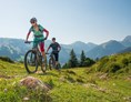 Mountainbike Region: Mountainbiker genießen Bike-Tour in den Kitzbüheler Alpen.  - Kitzbüheler Alpen