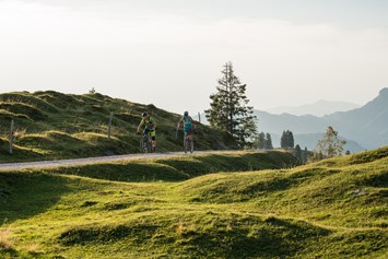 Mountainbike Region: Mountainbiker unterwegs am frühen Morgen in den Kitzbüheler Alpen.  - Kitzbüheler Alpen