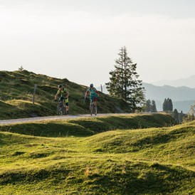 Mountainbike Region: Mountainbiker unterwegs am frühen Morgen in den Kitzbüheler Alpen.  - Kitzbüheler Alpen