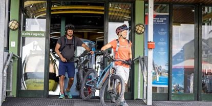 Mountainbikestrecken - Großarl - Biker beim Ausstieg der Panoramabahn Großarltal; Copyright: SLT Heiko Mandl - Großarltal