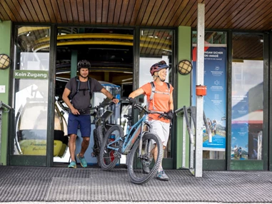 Mountainbike Region: Biker beim Ausstieg der Panoramabahn Großarltal; Copyright: SLT Heiko Mandl - Großarltal