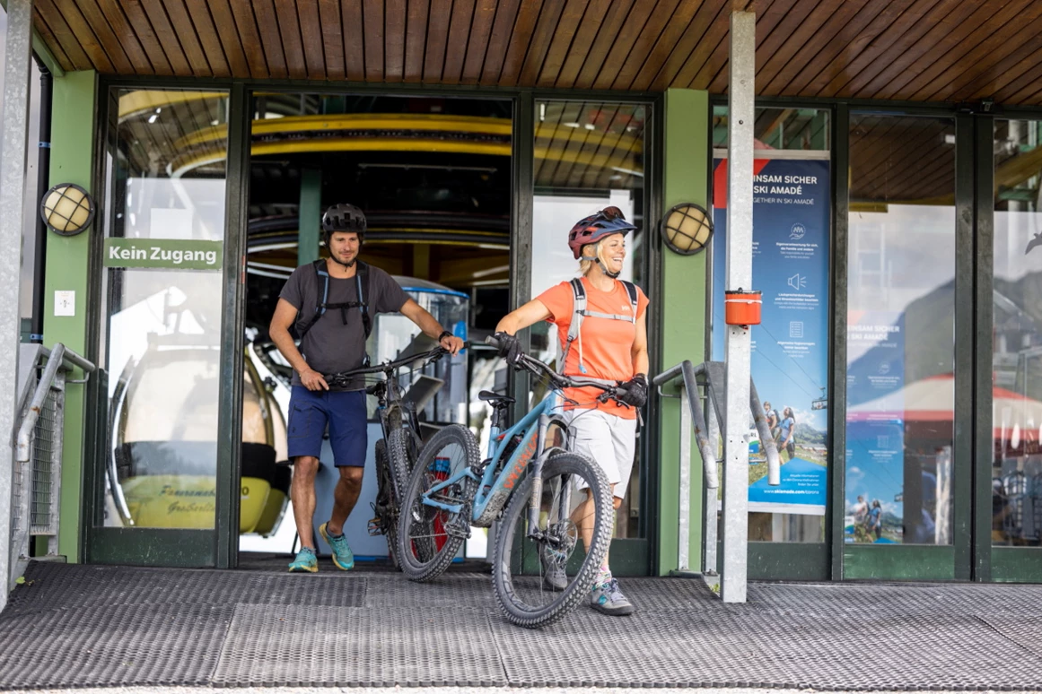 Mountainbike Region: Biker beim Ausstieg der Panoramabahn Großarltal; Copyright: SLT Heiko Mandl - Großarltal