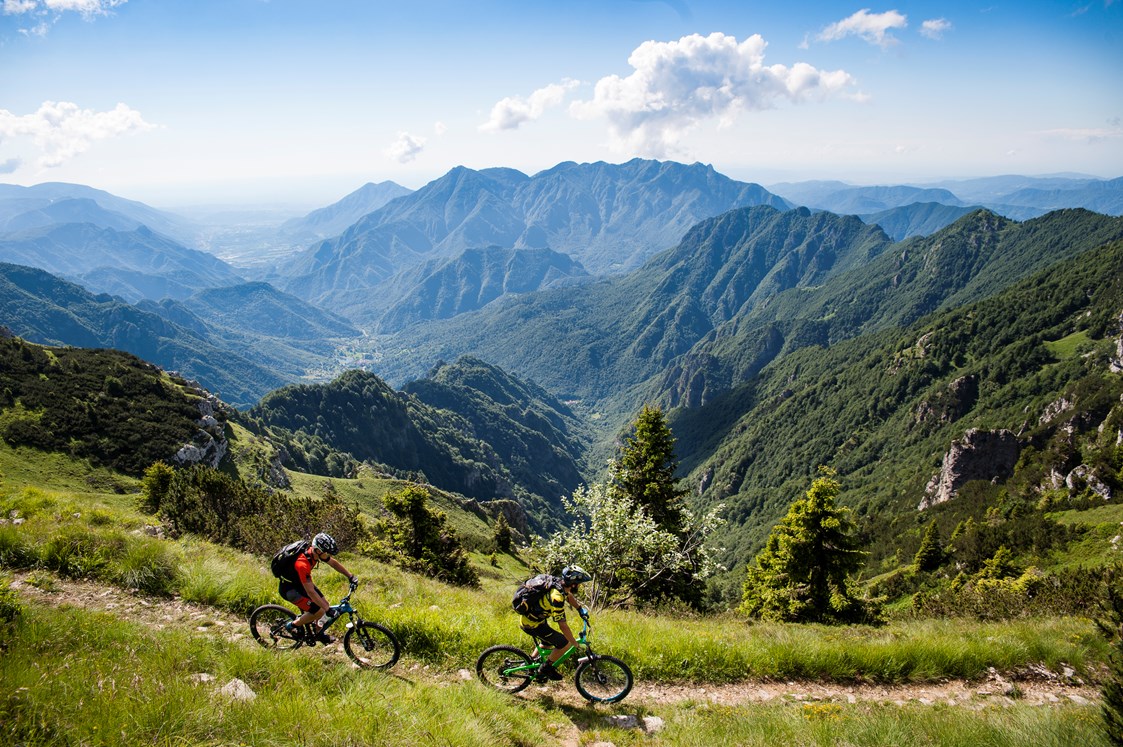 Mountainbike Region: Die Rad- und Mountainbike Touren der Alpe Cimbra liegen auf einer Höhe zwischen 1000 und 1850 Metern über dem Meeresspiegel. 
Für jeden Geschmack und jeden Biker ist wirklich etwas dabei: Mountainbiken, Downhill, E-Bike, Rennrad, Fat Bike oder Routen für Familien mit kleinen Kindern. 
Um Ihren Bike Urlaub unvergesslich zu machen, empfehlen wir Ihnen, sich auf unsere Bike Hotels und Bike Points zu verlassen.
 - Alpe Cimbra - Folgaria, Lavarone und Lusérn