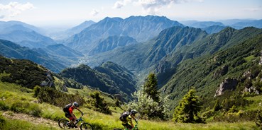 Mountainbikestrecken - Biketransport: Bike-Shuttle - Trentino-Südtirol - Die Rad- und Mountainbike Touren der Alpe Cimbra liegen auf einer Höhe zwischen 1000 und 1850 Metern über dem Meeresspiegel. 
Für jeden Geschmack und jeden Biker ist wirklich etwas dabei: Mountainbiken, Downhill, E-Bike, Rennrad, Fat Bike oder Routen für Familien mit kleinen Kindern. 
Um Ihren Bike Urlaub unvergesslich zu machen, empfehlen wir Ihnen, sich auf unsere Bike Hotels und Bike Points zu verlassen.
 - Alpe Cimbra - Folgaria, Lavarone und Lusérn